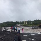 Aislamiento. Los pobladores en Macas tienen más de una semana sin poder cruzar por la fuerza del caudal.