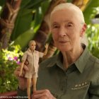 Jane Goodall posando con la muñeca Barbie dedicada a ella.