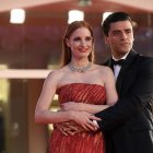 La actriz estadounidense Jessica Chastain (i) y el guatemalteco Óscar Isaac, durante la presentación de "Scenes from a Marriage" en el Festival de Venecia