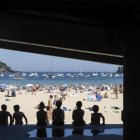 España afrontará mañana miércoles el peor día de la ola de calor que sufre, que se prolongará al menos hasta el próximo lunes, con temperaturas máximas que superarán 40 grados en diversas zonas del país e incluso llegarán hasta 45 grados en algunos puntos.

Este martes va a ser "un día duro", pero el miércoles será "el peor" con la activación de dos avisos rojos: en el Guadiana y en la campiña sevillana por temperaturas de hasta 45 grados, ha asegurado a Efe el portavoz de la Agencia Estatal de Meteorología (Aemet), Cayetano Torres.

Y es que, según Torres, se trata de una ola de calor "muy inusual", que "ya está batiendo récords" pues, por ejemplo, la temperatura máxima alcanzada en las dos olas de calor de 2021 fue casi de 40 grados.

La ola de calor, ha apuntado el portavoz de la Aemet, empezará a aflojar a partir del lunes debido a "la entrada de una perturbación por el oeste peninsular, que provocará una bajada importante del mercurio por toda la mitad occidental de entre 6 y 8 grados".

Las altas temperaturas mantienen este martes en alerta a trece comunidades españolas, con mayor incidencia en Galicia (norte), donde hay aviso rojo (riesgo extremo) por valores de hasta 42 grados.

Durante la jornada del miércoles se esperan temperaturas altas en la mayor parte de la Península y en Mallorca (Baleares), así como presencia de calima en el tercio suroeste peninsular y en Canarias al principio del día.

Casi toda España estará este miércoles en aviso por calor, con Andalucía y Extremadura en alerta roja por temperaturas de hasta 45 grados en la campiña sevillana y en la vega del Guadiana.

Además, Aragón, Castilla y León, Cataluña, Castilla-La Mancha, Madrid, Galicia, Navarra, País Vasco y La Rioja activarán la alerta naranja por temperaturas cercanas o superiores a 40 grados.

En cambio, el nivel amarillo afectará a las regiones de Asturias, Baleares, Cantabria, Murcia y a la Comunidad Valenciana.

La noches también van a ser tórridas durante estos días en gran parte de España, sobre todo en el suroeste peninsular, porque el termómetro no bajará de los 20 grados de mínima y sólo se va a salvar el Cantábrico, la zona más oriental de Aragón, Cataluña y Levante.