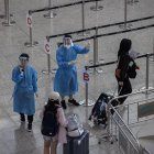 Personal de salud dando indicaciones