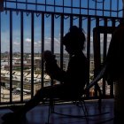 La silueta de una niña jugando con un peluche