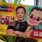 Fotografía del empaque de un helado con el rostro de Elon Musk, el fundador de Tesla, que se vende desde una furgoneta en la calle Broadway, junto a la céntrica plaza de Columbus Circle, en Nueva York