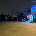 Panorama. Solo la luz de un local alumbra toda la cuadra.