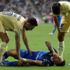 Joao Rojas, jugador ecuatoriano del Monterrey, se lamenta luego de la lesión que sufrió el pasado sábado en el compromiso ante el América, válido por la Liga MX.