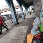 Hecho. Quienes viven en el puente o cerca de este, han roto, robado o garabateado el entorno, incluidas las casas.