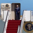 El presidente estadounidense, Joe Biden, sale del Air Force One a su llegada al aeropuerto Ben Gurion, en Lod, cerca de Tel Aviv,