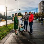 Predicación.- Los testigos de Jehová en exhibidores ofrecen literatura basada en la Biblia.