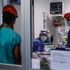 Médicos y enfermeros trabajan en una Unidad de Cuidados Intensivos con pacientes de covid-19