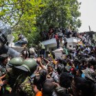 Colombo (Sri Lanka), 13/07/2022.- Protesters storm the Prime Minister"s office in Colombo, Sri Lanka, 13 July 2022. Thousands of protesters broke through police barricades and stormed into the Prime Minister"s office on 13 July. Sri Lankan authorities declared a state of emergency and imposed a curfew in the Western Province of the country. According to the speaker of parliament, Sri Lankan President Gotabaya Rajapaksa has authorised the prime minister Prime Minister Ranil Wickremesinghe to carry out presidential duties after the president fled to the Maldives after months of protests against the economic crisis. (Protestas, Maldivas, Estados Unidos) EFE/EPA/CHAMILA KARUNARATHNE
