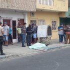 La mujer, de aproximadamente 50 años, iba a dirigirse a su trabajo en el instante del ataque.