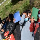 Personas esperando que reciban sus carpetas laborales.
