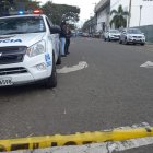 Escena. La policía llegó al lugar del crimen para recabar información de los sucedido