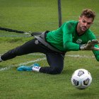 Javier Burrai, arquero de Barcelona, aporta seguridad bajo los tres palos al cuadro amarillo.