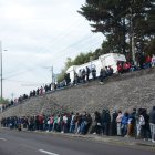 Interminable. Así fue la fila que se formó en los exteriores de la empresa de Aseo.