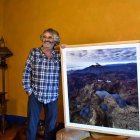 El profesional junto a una de sus fotografías