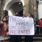 Pacientes de diversas enfermedades, acompañados de familiares y dirigentes, realizaron un plantón y una misa en Quito en reclamo de medicinas.