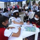 Los alumnos en acción al aire libre.