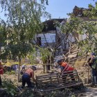 Los misiles fueron lanzados desde el mar Negro contra el centro de Ucrania y causaron otra tragedia para este país que pide cese al fuego. EFE/EPA/SERGEY KOZLOV
