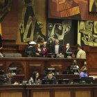 Bancada. Los asambleístas de la Izquierda Democrática despiden a su compañera. Virgilio Saquicela, que se abstuvo en la votación, mira de reojo.