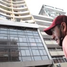 En un edificio en García Avilés entre Ballén y Aguirre (Guayaquil) los moradores no querían ingresar por miedo a daños en la estructura.