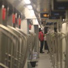 Interior de una de las unidades del metro de Quito.