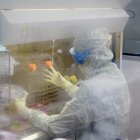 Un empleado trabaja en un laboratorio de un hospital infantil de Madrid, en una foto de archivo.