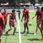 Los jugadores de Liga Deportiva Universitaria de Quito cumplieron con su primera práctica a puertas abiertas desde que inició la pandemia. Los albos se suman a la tendencia de volver a recibir visitas en sus entrenamientos.