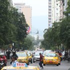 1. En el día. El intenso tráfico vehicular complica la libre circulación de los peatones, que sortean los vehículos a gran velocidad. Los árboles necesitan ser podados.