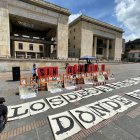 Familiares de las víctimas de desaparición forzada conmemoran con una exhibición de fotografías que conforman la Galería de la Memoria de la toma del Palacio de Justicia, en la Plaza de Bolívar de Bogotá (Colombia).