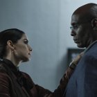 Fotograma cedido por Netflix donde aparece Paula Núñez como Evelyn Marcus (I) y Lance Reddick como Albert Wesker, durante la escena de un episodio de la serie "Resident Evil".