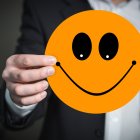 El primer emoji de la historia fue creado por el japonés Shigetaka Kurita en 1999 extendiéndose su uso en la década de 2010, cuando se convirtió en un nuevo lenguaje.