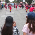 Familias se acercaban a tomar fotos de sus hijos y hermanos en la orquesta.
