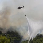 Un helicóptero de extinción vierte agua en el incendio forestal iniciado en la sierra de Mijas, Costa del Sol, sur de España.