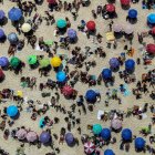 Fotografía aérea tomada al pasado 13 de julio en la que se registró a cientos de turistas en la playa de Ipanema, en Río de Janeiro (Brasil).