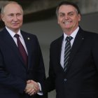 Fotografía de archivo, tomada el 14 de noviembre de 2019, en la que se registró al presidente de Rusia, Vladimir Putin (i), junto a su homólogo de Brasil, Jair Bolsonaro (d), durante la XI Cumbre de las BRICS, que agrupa a las economías de Brasil, Rusia, India, China y Sudáfrica, en Brasilia (Brasil).