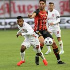 Los universitarios lograron abrir el marcador al minuto 35 tras una habilitación de taco de Danny Luna, uno de los puntos más altos de los locales, que fue aprovechado por Alexander Alvarado para adelantar a la U.

En el segundo tiempo, el Cuenca manteniendo el orden en la defensa buscó la igualdad que llegó al minuto 84, tras dos cabezazos en el área universitaria y que al final el zaguero Agustín García Basso para derrotar al golero Brian Heras.

Con el empate, Liga de Quito y D. Cuenca comparten el liderato de la tabla con cuatro unidades. Ahora los albos se enfocarán en el juego por los octavos de final de la Copa Ecuador, el martes 19 de julio en el estadio olímpico de Ibarra ante el Imbabura, en busca de avanzar a la fase final del torneo.