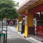 En este local ubicado en el norte de Guayaquil, se presume que una banda intenta cobrar una vacuna a cambio de seguridad. El asadero fue baleado.