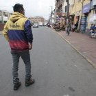 Figura. Solo, el Quiteño emprende el recorrido por los rincones grises y rojos de Quito.