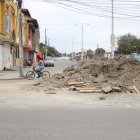 1. Inconcluso. Una obra que inició este año y quedó estancada en la avenida Juan León Mera, que divide a los sectores El Paraíso, Hogar y Techo, Abel Gilbert 2 y Santa Rosa, causa molestias a sus habitantes porque interrumpe el tránsito vehicular.  2. Multas. Aunque, en ciertos sectores, reciben el agua por horas y por días, las multas llegan por no pagar a tiempo.
