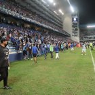 Hinchas de Emelec invadieron el campo de juego.