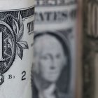 Vista de billetes de dólares, en una fotografía de archivo.