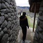 Fotografía de archivo en la que se registró a un grupo de turistas al recorrer la ciudadela inca de Machu Picchu (Perú).