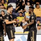 El tricolor José Cifuentes (d) muestra su alegría por el tanto logrado.