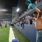 Los hinchas de Emelec invadieron el gramado del Capwell y según el reglamento, suspenderán el estadio.