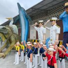 Preparativos. Las barcazas alegóricas fueron realizadas por artesanos.