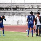 Joe Armas (d) asumió el banquillo del Imbabura en agosto del año anterior y lo ascendió a la Serie B. También se desempeña como mánager del equipo gardenio.