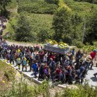 AME3507. NAHUALÁ (GUATEMALA), 16/07/2022.- Vecinos y familiares asisten al entierro de los restos del menor Pascual Melvin Guachiac Sipac de 13 años, en el cementerio de la aldea Tzucubal, Nahualá (Guatemala). El menor murió asfixiado en un camión el pasado 27 de junio en San Antonio, Texas cuando con un grupo de migrantes intentaba llegar a los Estados Unidos, en total 22 guatemaltecos fallecieron asfixiados. Su cuerpo fue repatriado ayer vía aérea. EFE/ Esteban Biba
