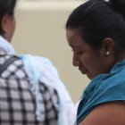 Dos mujeres llegaron llorando tras enterarse de uno de que uno de sus parientes murió en la masacre.