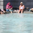 La gente se refresca en la fuente de Trafalgar Square, Londres.